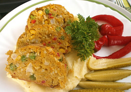 Květáková sekaná s mrkví a hráškem