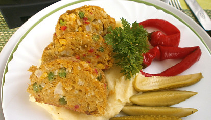 Květáková sekaná s mrkví a hráškem