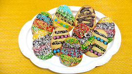 Linecká vajíčka zdobená čokoládou a cukrovým zdobením