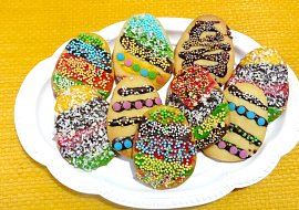 Linecká vajíčka zdobená čokoládou a cukrovým zdobením