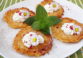 Sladké jablečné placičky s bílým vínem