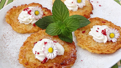 Sladké jablečné placičky s bílým vínem