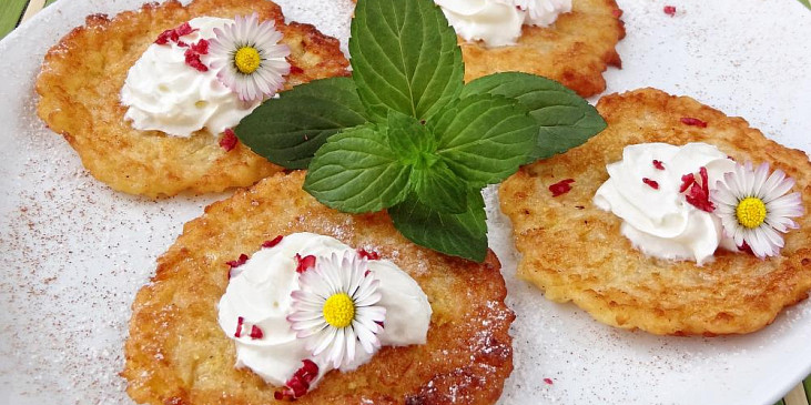 Sladké jablečné placičky s bílým vínem