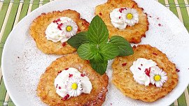 Sladké jablečné placičky s bílým vínem