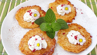 Sladké jablečné placičky s bílým vínem