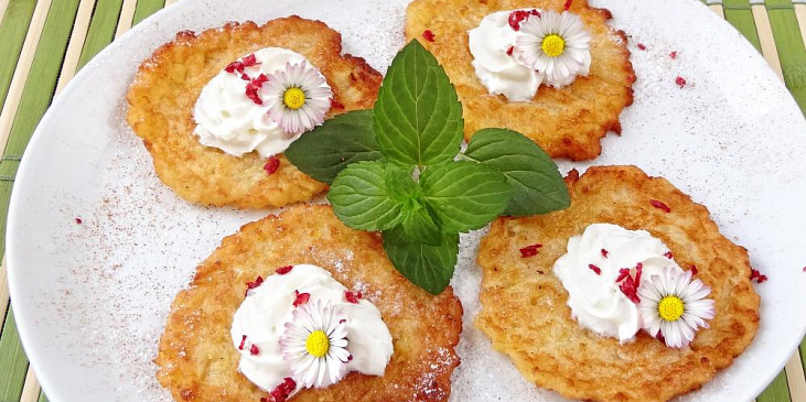 Sladké jablečné placičky s bílým vínem