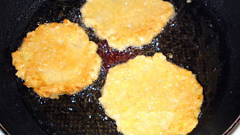 Sladké jablečné placičky s bílým vínem