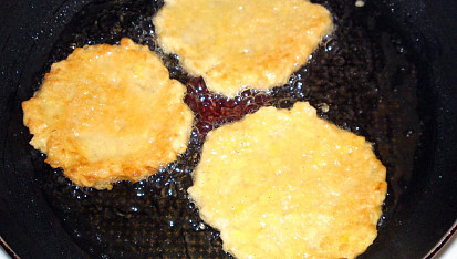 Sladké jablečné placičky s bílým vínem