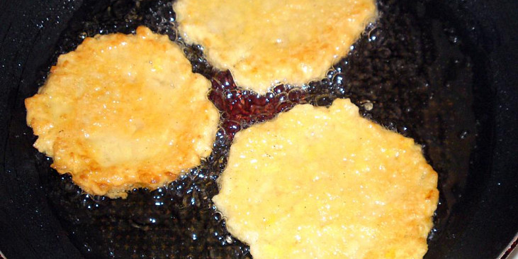 Sladké jablečné placičky s bílým vínem