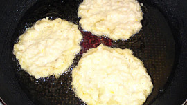 Sladké jablečné placičky s bílým vínem