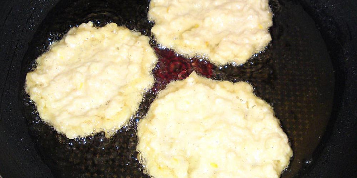 Sladké jablečné placičky s bílým vínem