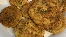 Smažené sýrové koule s kari a česnekem