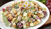 Waldorfský salát s pečeným kuřecím masem