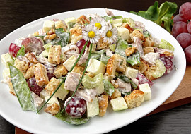 Waldorfský salát s pečeným kuřecím masem