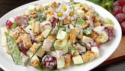Waldorfský salát s pečeným kuřecím masem