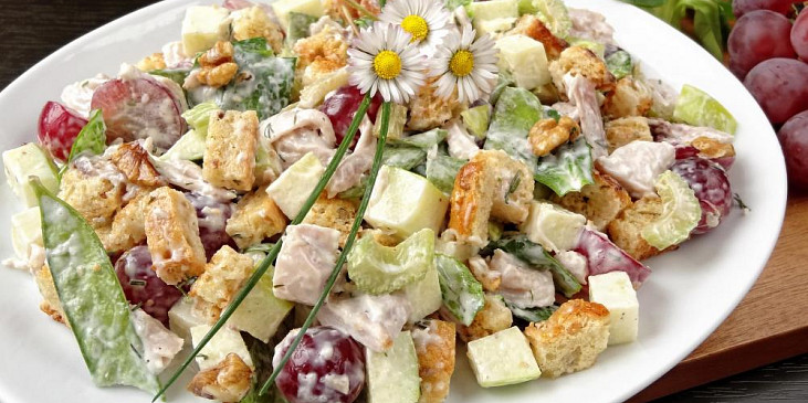 Waldorfský salát s pečeným kuřecím masem