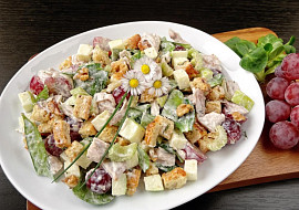 Waldorfský salát s pečeným kuřecím masem