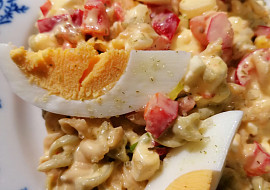 Barevný těstovinový salát s koprovou smetanou