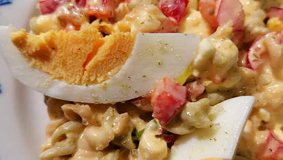 Barevný těstovinový salát s koprovou smetanou