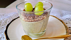 Chia pudink s avokádem a hroznovým vínem