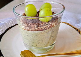 Chia pudink s avokádem a hroznovým vínem