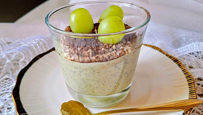 Chia pudink s avokádem a hroznovým vínem