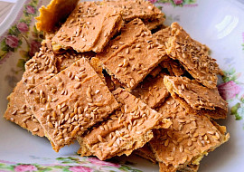 Čočkové chipsy s parmezánem a semínky