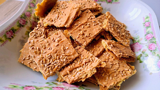 Čočkové chipsy s parmezánem a semínky