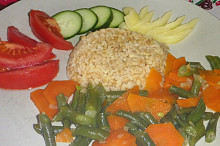 Mrkvu krájam na väčšie kúsky.