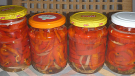 Naložené červené kapie