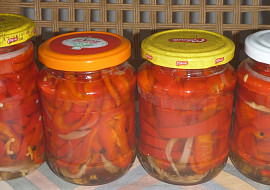 Naložené červené kapie