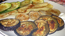 Pečený lilek, cuketa, paprika, cibule
