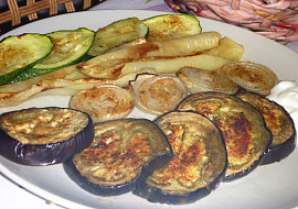 Pečený lilek, cuketa, paprika, cibule