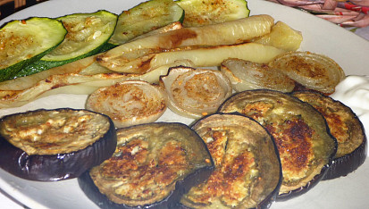 Pečený lilek, cuketa, paprika, cibule