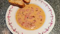 Polévka z půleného hrachu a červené čočky