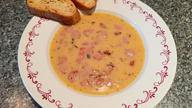 Polévka z půleného hrachu a červené čočky