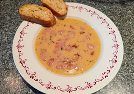 Polévka z půleného hrachu a červené čočky