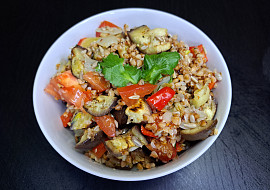 Salát z pečeného lilku s pohankou