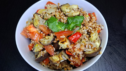 Salát z pečeného lilku s pohankou