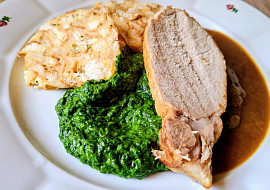 Vepřová pečeně na česneku, smetanový špenát a karlovarský knedlík