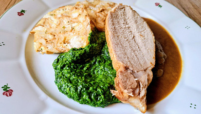 Vepřová pečeně na česneku, smetanový špenát a karlovarský knedlík