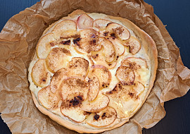 Koláč se zakysanou smetanou a jablky