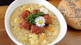 Čočková polévka s masovými knedlíčky