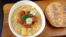 Čočková polévka s masovými knedlíčky