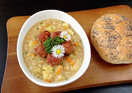 Čočková polévka s masovými knedlíčky