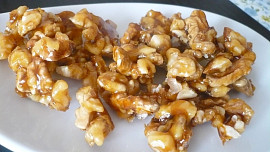 Karamelizované vlašské ořechy a slaná karamelová omáčka