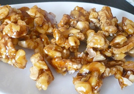 Karamelizované vlašské ořechy a slaná karamelová omáčka