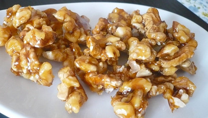 Karamelizované vlašské ořechy a slaná karamelová omáčka