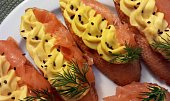Lososové crostini s vaječno-čedarovým krémem