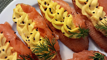Lososové crostini s vaječno-čedarovým krémem